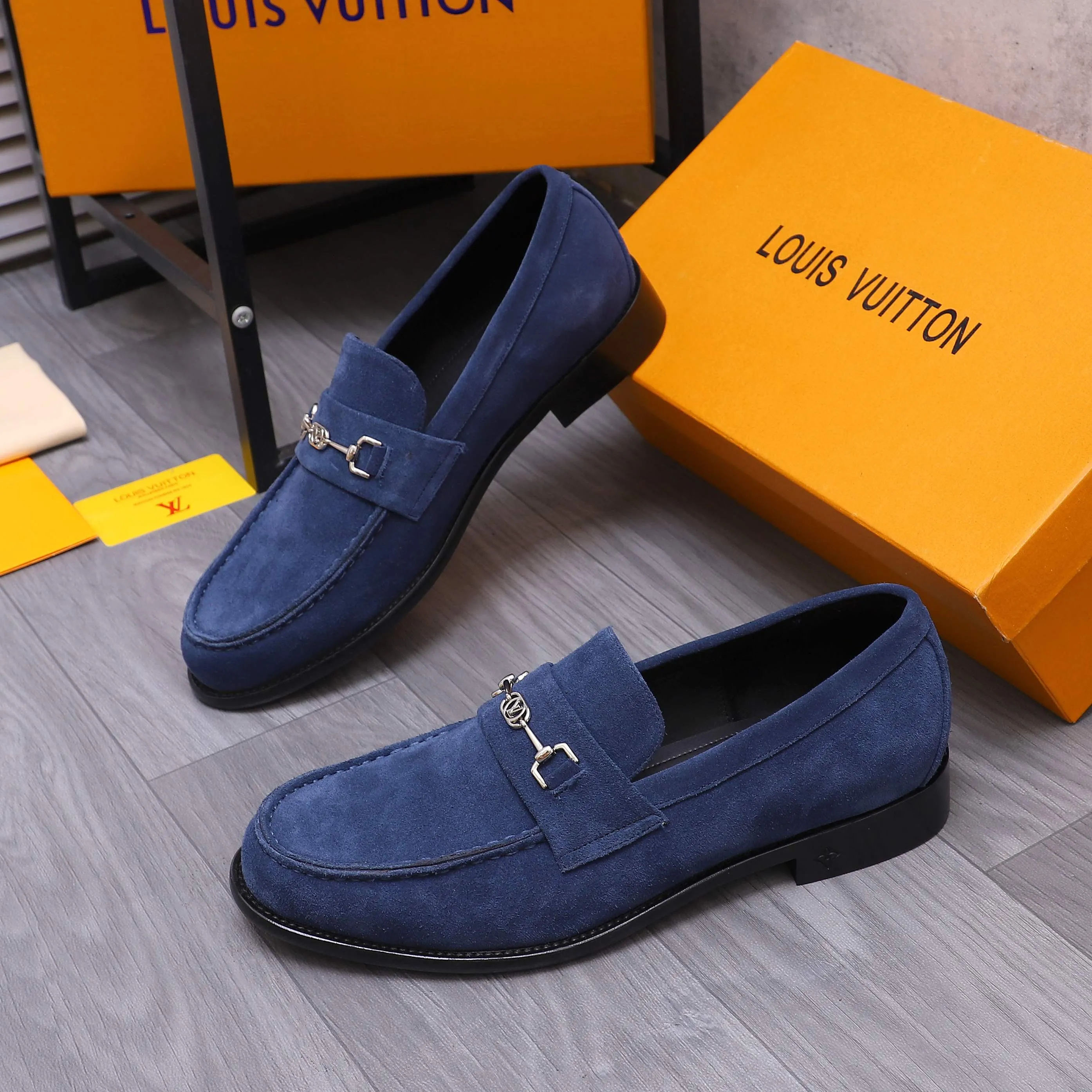 Men's shoes 💰660 Product trademark: LV [Louis Vuitton] business casual slip-on leather shoes, regular size. Size: 39-44 (38.45 custom-made, non-refundable) Product materials: Selected frosted cowhide upper, cowhide lining, original outsole